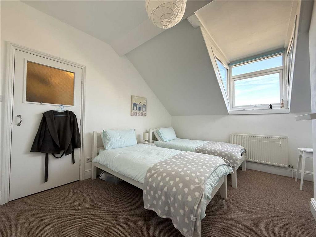 Bedroom (rear)