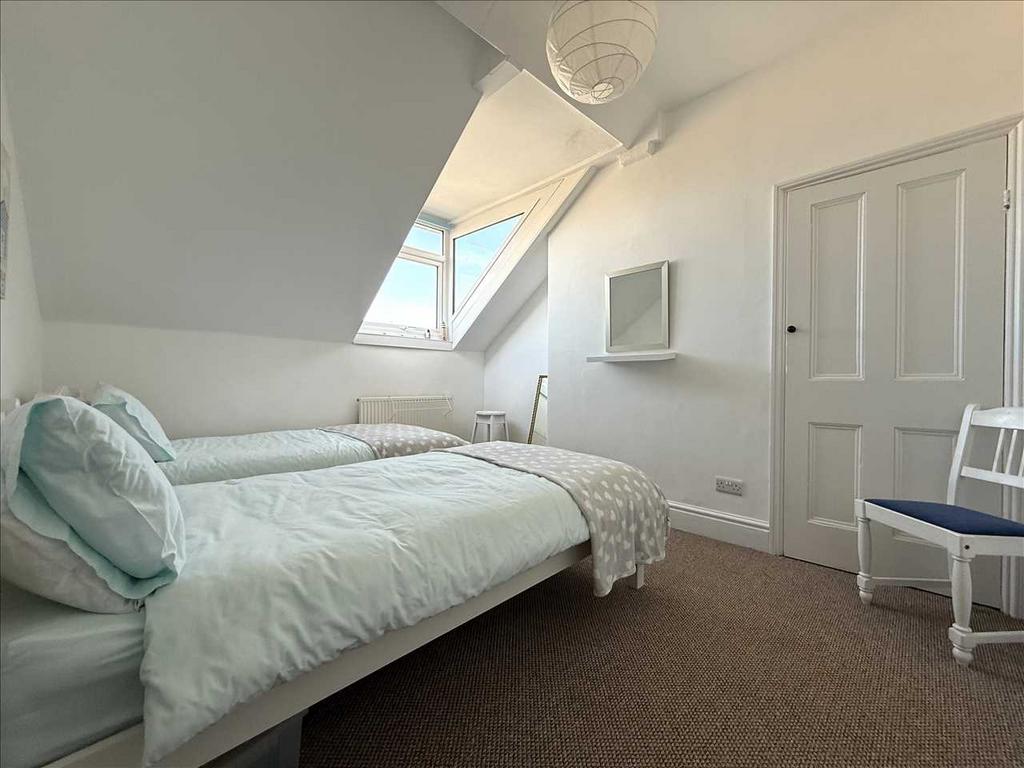 Bedroom (rear)