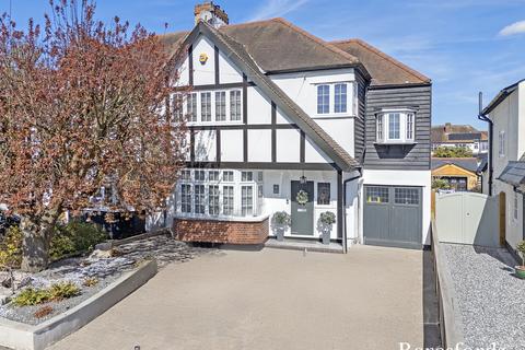 8 Southview Drive, Upminster, RM14 2LA