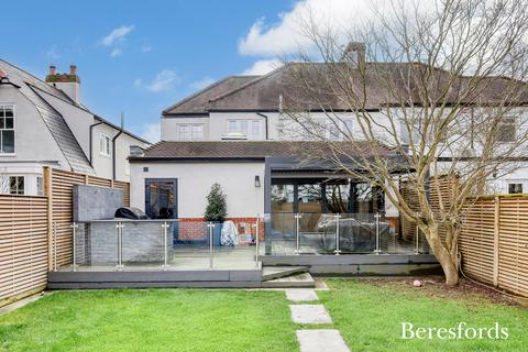 8 Southview Drive, Upminster, RM14 2LA