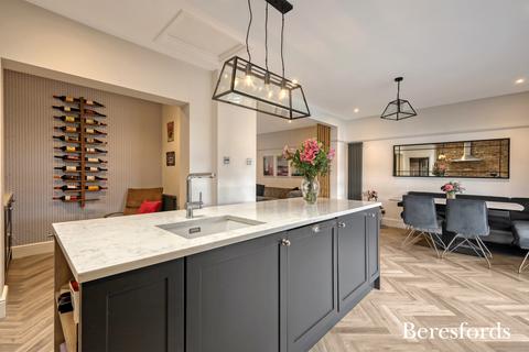 8 Southview Drive, Upminster, RM14 2LA