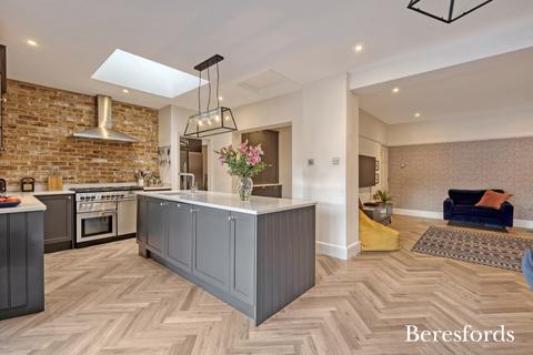 8 Southview Drive, Upminster, RM14 2LA
