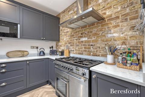 8 Southview Drive, Upminster, RM14 2LA