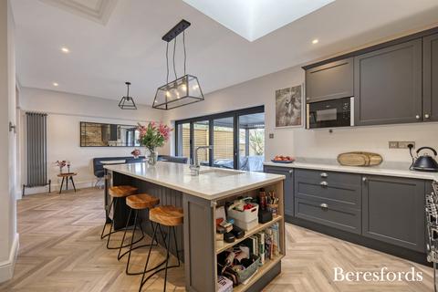 8 Southview Drive, Upminster, RM14 2LA