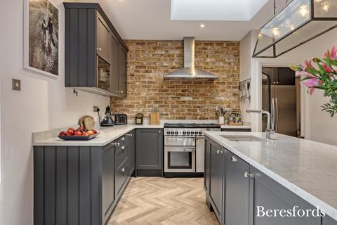 8 Southview Drive, Upminster, RM14 2LA