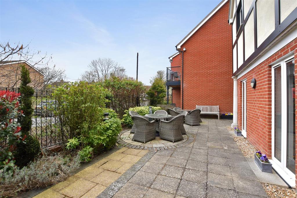 07-7651 GCMCS - 22 Mountbatten House - Garden 2 -Or