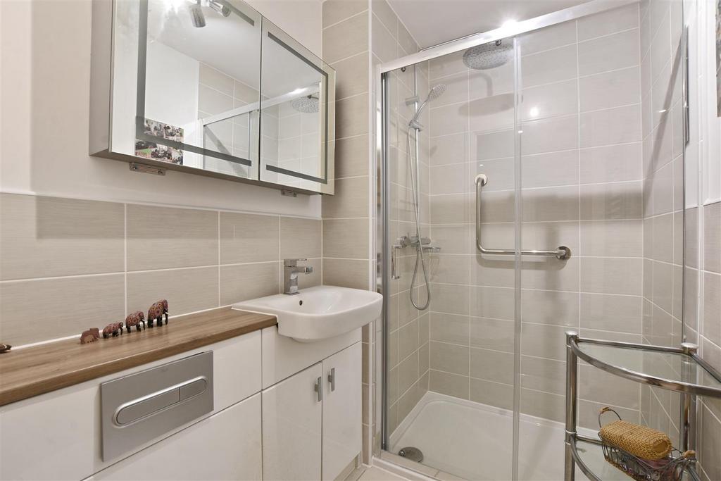 14-4fef GCMCS - 22 Mountbatten House - Shower 2 -Or