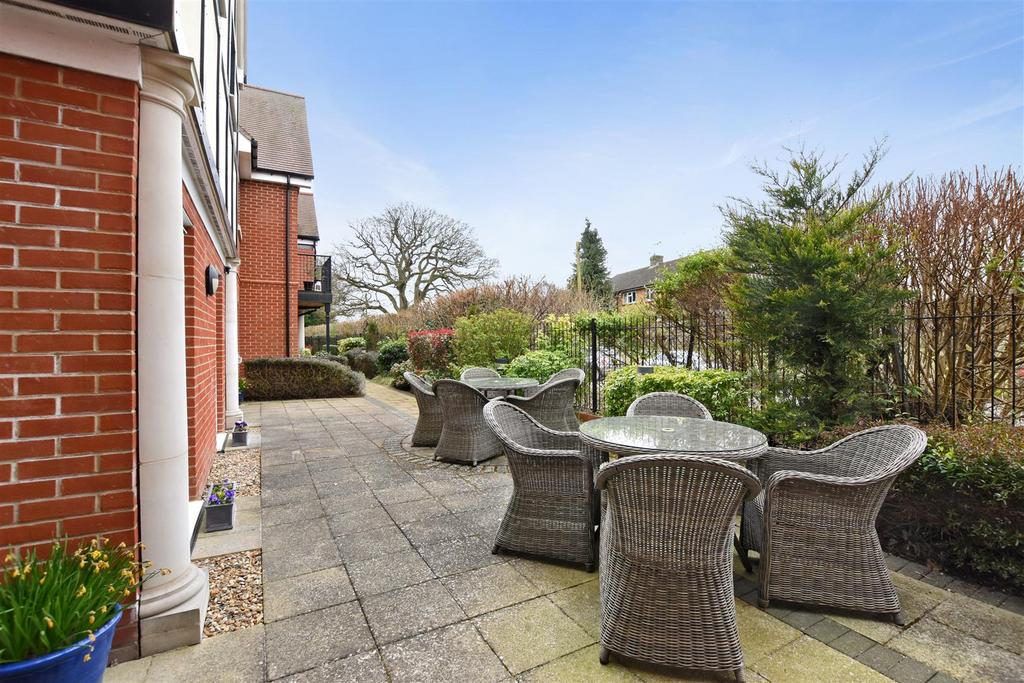 08-d24e GCMCS - 22 Mountbatten House - Garden -Orig