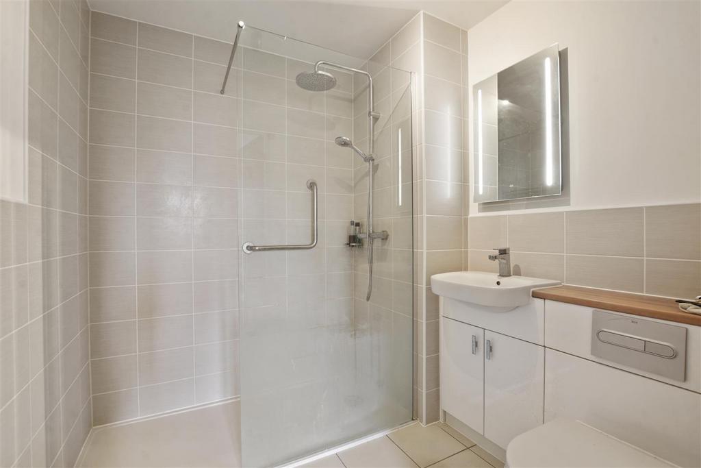 15-1d3f GCMCS - 22 Mountbatten House - Shower -Orig