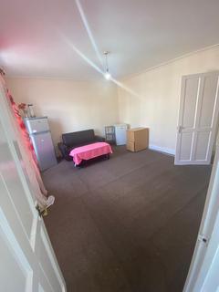 2 bedroom flat to rent, Cranbourne Road, Barking, Barking, IG11