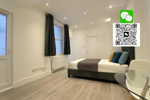 Studio to rent, Nevern Square, Earls Court SW5
