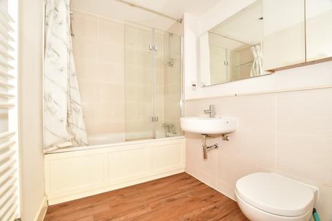 176 Canalside, Redhill, RH1 2FW