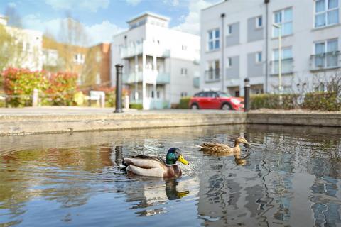 176 Canalside, Redhill, RH1 2FW