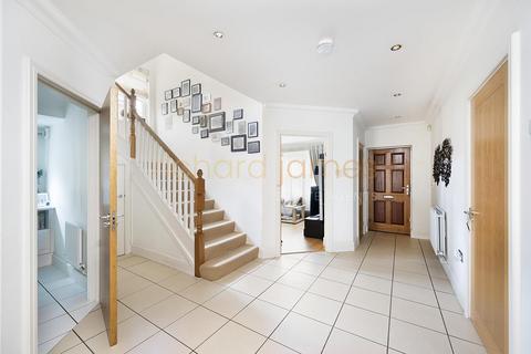 2e Hankins Lane, London, NW7 3AE