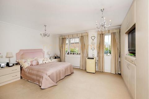 2e Hankins Lane, London, NW7 3AE