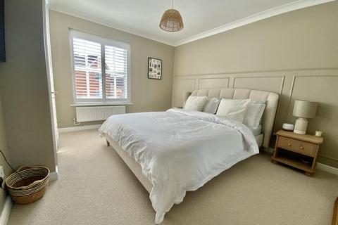 38 Dickens Drive, Old Stratford, Milton Keynes, MK19 6NN