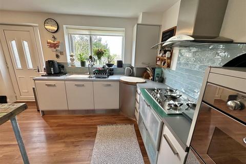 3 bedroom semi-detached house for sale, Sandiway Bank, Dewsbury