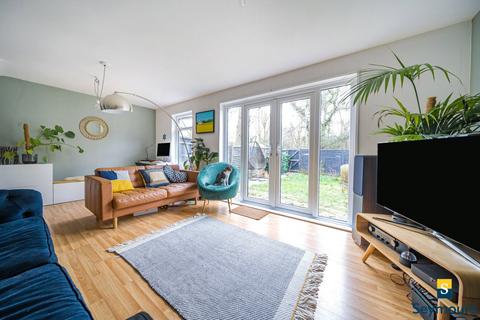 18 Baird Drive, Wood Street Village, Guildford, GU3 3EF
