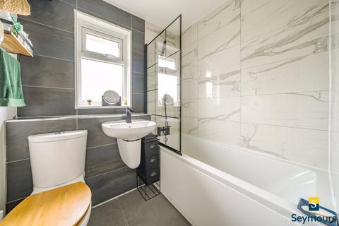 18 Baird Drive, Wood Street Village, Guildford, GU3 3EF