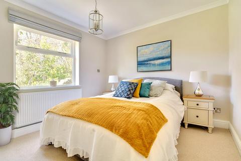 12 Warwick Road, Nottingham, NG3 5ES