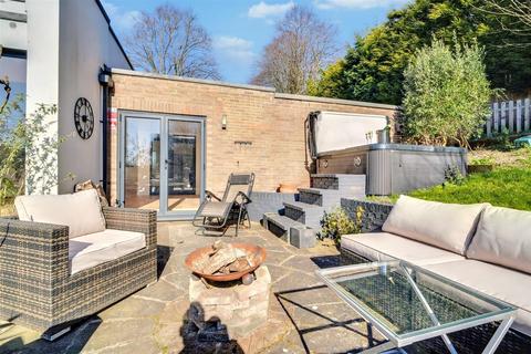 12 Warwick Road, Nottingham, NG3 5ES