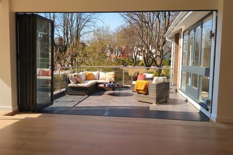 12 Warwick Road, Nottingham, NG3 5ES