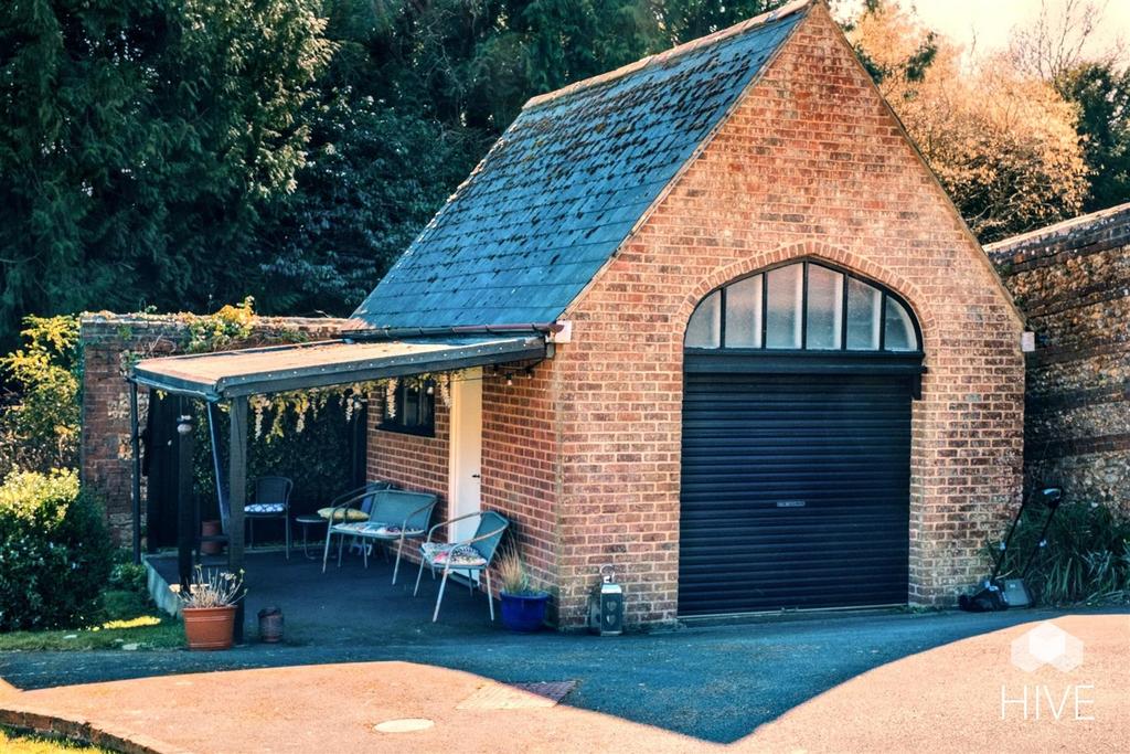 Detached garage