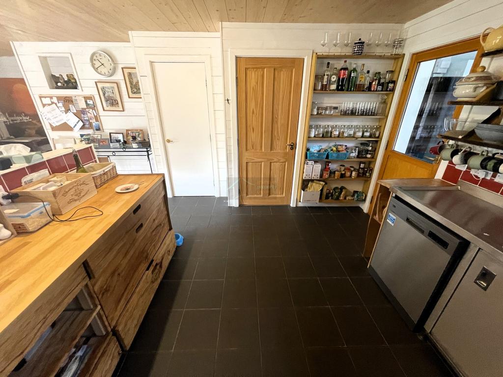 Kitchen b.JPG