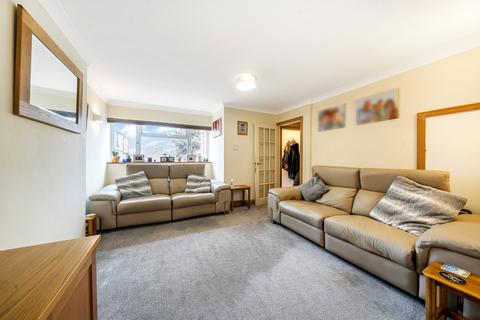16 Crofton Close, Ottershaw, Chertsey, KT16 0LR