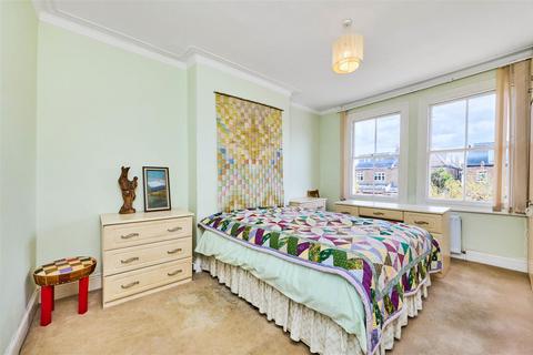3 bedroom flat for sale, Connaught Avenue, East Sheen, SW14
