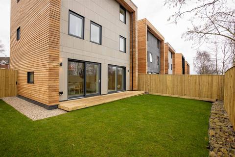 4 bedroom detached house for sale, Wakefield Road, Bradford BD11