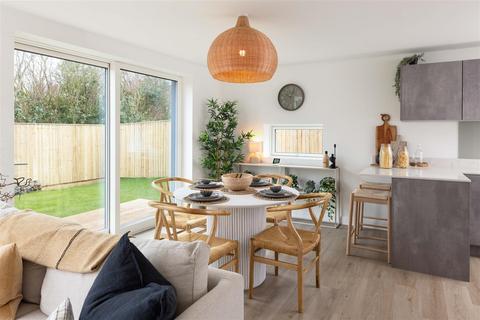 4 bedroom detached house for sale, Wakefield Road, Bradford BD11