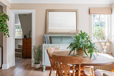 Yarm Court Lodge Reigate Road, Leatherhead, KT22 8RB