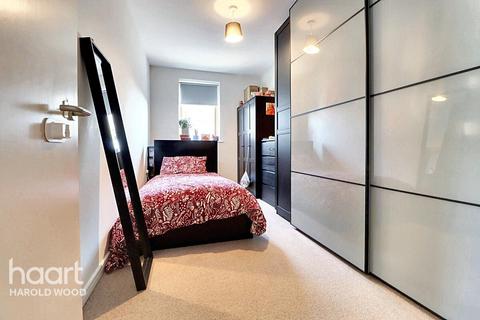 2 bedroom apartment for sale, Hilldene Avenue, Romford