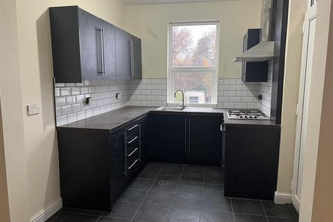 4 bedroom semi-detached house to rent, Wakefield Road, Barnsley