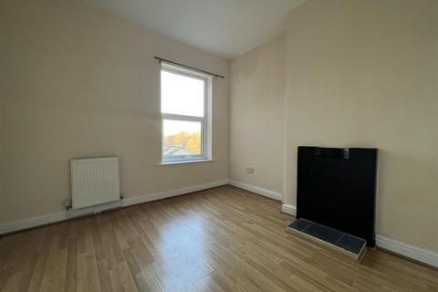 4 bedroom semi-detached house to rent, Wakefield Road, Barnsley
