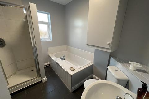 4 bedroom semi-detached house to rent, Wakefield Road, Barnsley