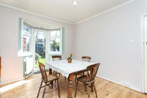 3 bedroom semi-detached house to rent, Farmcote Road London SE12