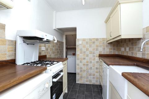 3 bedroom semi-detached house to rent, Farmcote Road London SE12