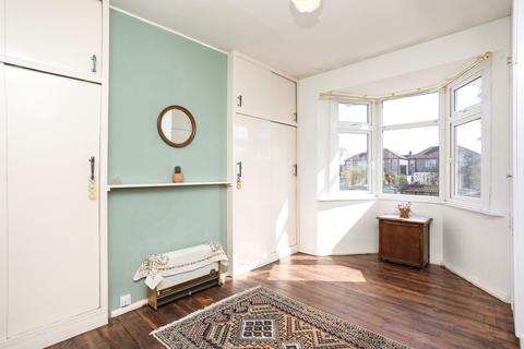 3 bedroom semi-detached house to rent, Farmcote Road London SE12