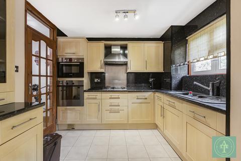 3 bedroom flat for sale, Hydefield Close, Winchmore Hill, London, N21