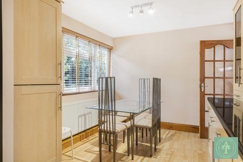 3 bedroom flat for sale, Hydefield Close, Winchmore Hill, London, N21