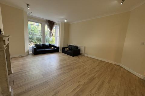3 bedroom apartment to rent, Fairfield Road, London N8