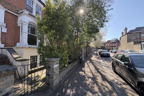 3 bedroom apartment to rent, Fairfield Road, London N8