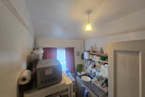 2 bedroom flat for sale, Woodstock Avenue, NW11