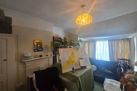 2 bedroom flat for sale, Woodstock Avenue, NW11