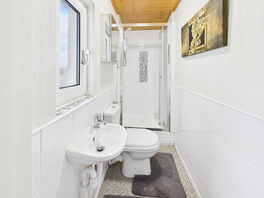 En Suite to Bedroom 3