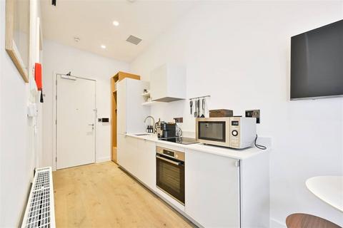 Studio to rent, Philbeach Gardens, Kensington, Earl's Court, Chelsea, Hammersmith, London SW5 9DY
