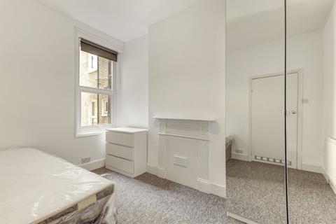 2 bedroom flat to rent, Theatre Street, London, SW11