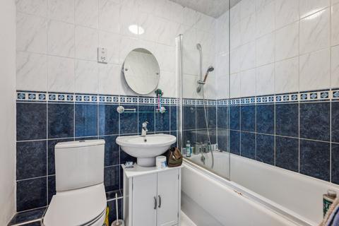 2 bedroom flat for sale, Rosebank, Holyport Road, London